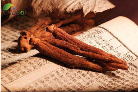 Qua quá trình chế biến Sâm trở nên trong suốt như sừng, được chuyển thành màu đỏ hay nâu nên được gọi là hồng sâm